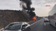 Ümraniye'de kaza yapan araç alev alev yandı