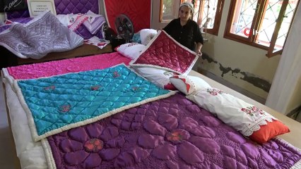 Hataylı kadın yorgancı mesleğini atölyesinde yaşatıyor