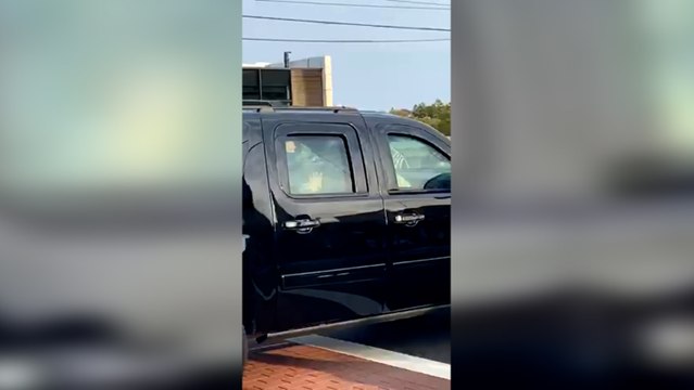 Trump se pasea por las inmediaciones del hospital donde está ingresado