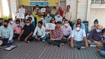 औरैया: विद्युत विभाग के कर्मचारियों ने अपनी मांगों को लेकर बैठे सर्किल में कर रहे धरना प्रदर्शन