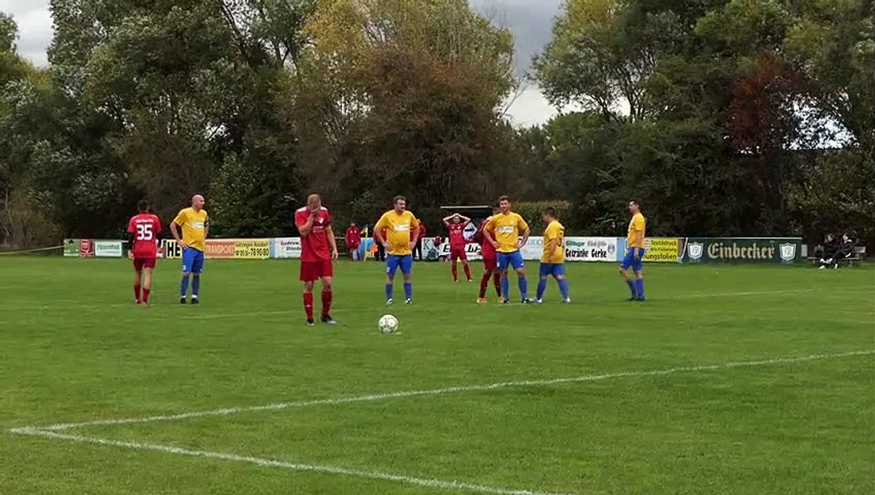 Bjarne Hoffmeister (Rosdorf II) hält Elfmeter im Spitzenspiel gegen TuSpo Weser Gimte II