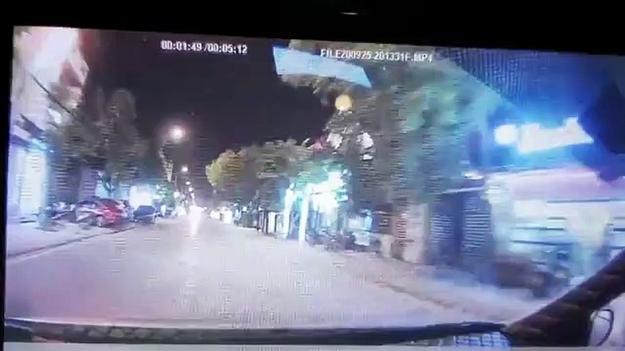 Une fillette traverse devant une voiture (Vietnam)