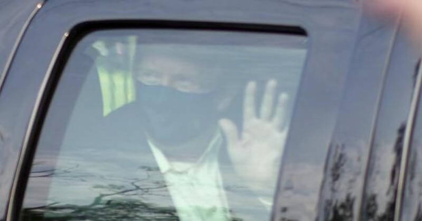 Covid-19 : Donald Trump, hospitalisé, salue ses sympathisants depuis sa voiture et choque les experts médicaux