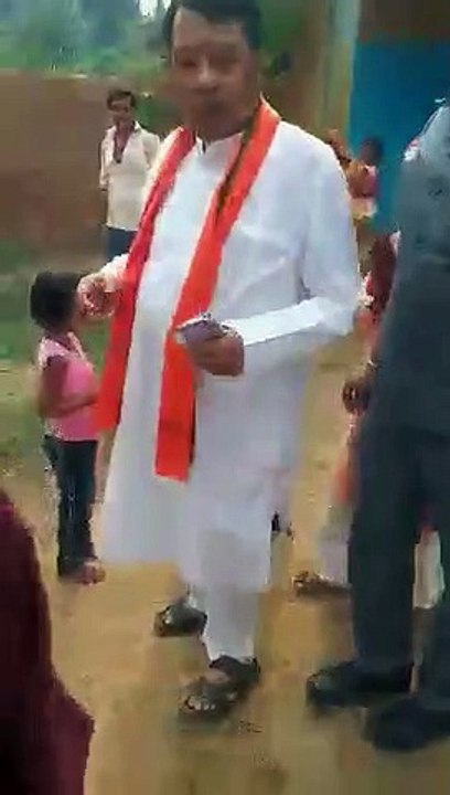 MP: खाद्य मंत्री बिसाहूलाल सिंह का लोगों को 100-100 के नोट बांटते वीडियो वायरल