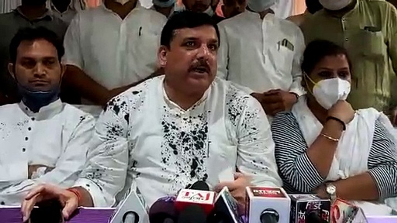 AAP सांसद संजय सिंह ने सीएम योगी पर स्याही फिकवाने का आरोप लगाया