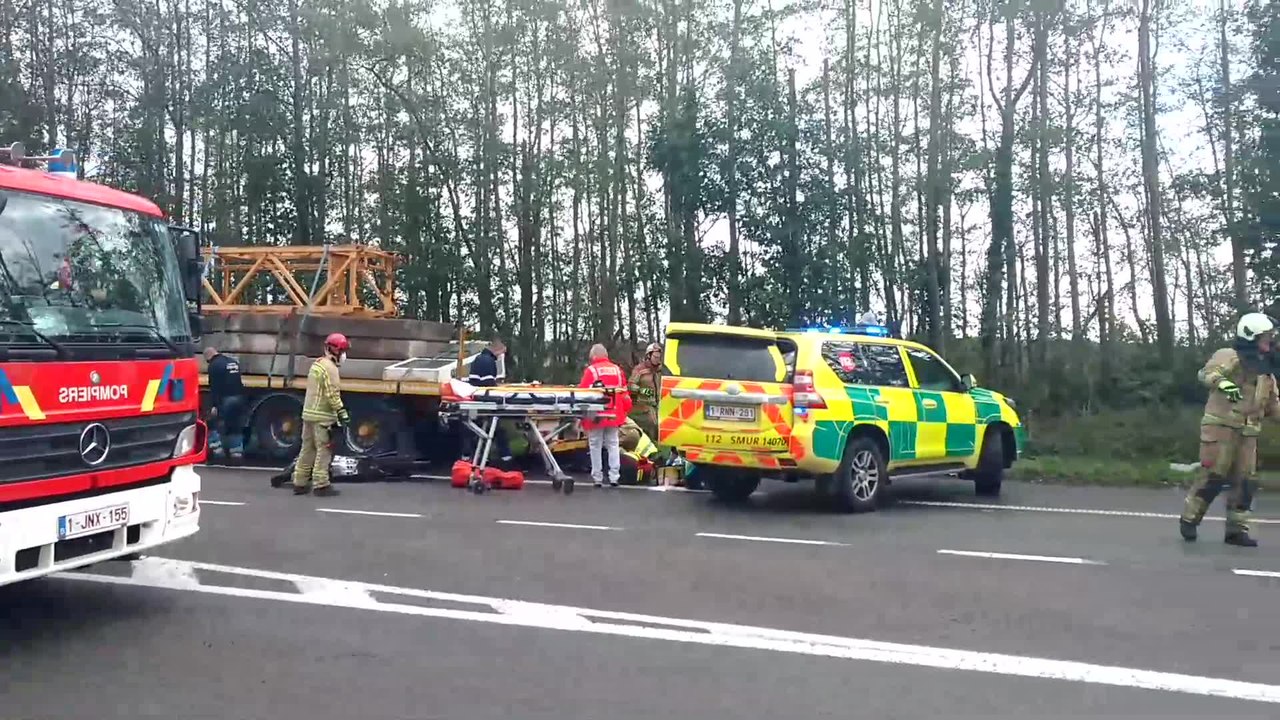 Nimy. Une moto sous un camion . Un blessé grave. Vidéo Eric Ghislain