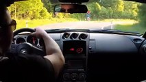 Surprise pendant une course entre une nissan et un porsche sur route ouverte