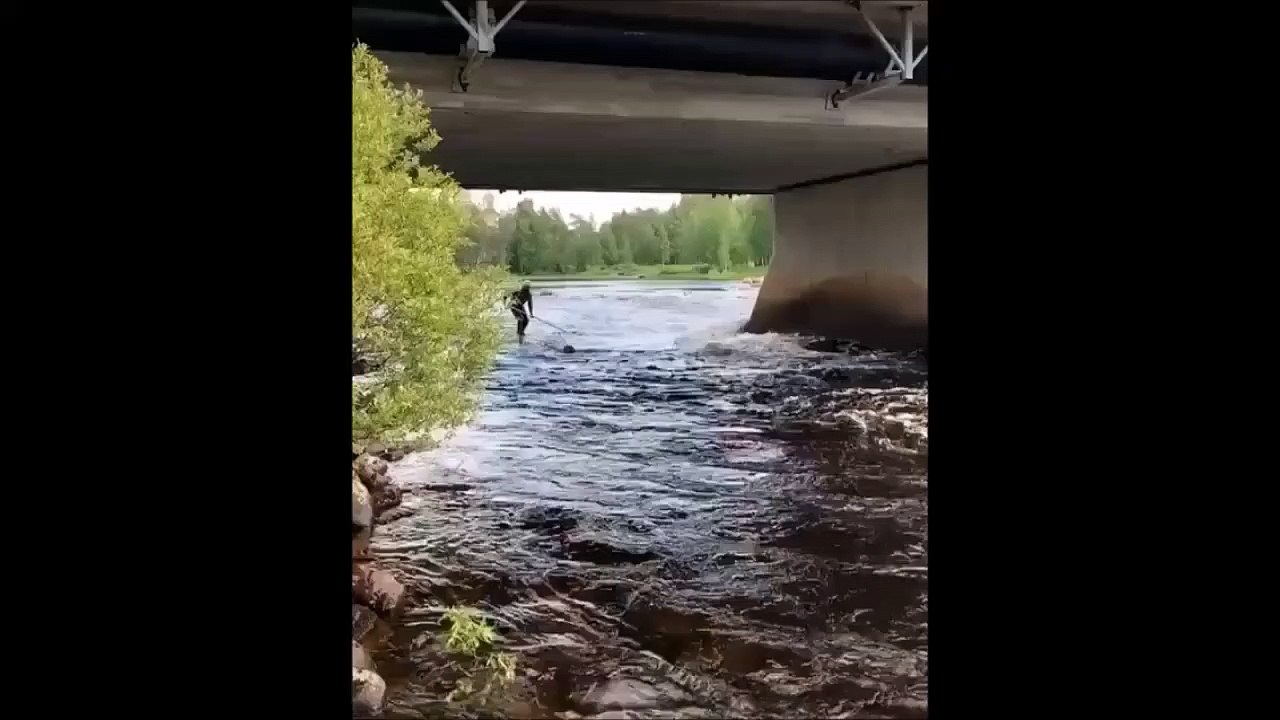 Incroyable : cet homme fait du paddle sur un tronc d'arbre !