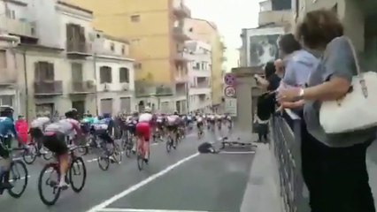 Télécharger la video: Cycling - Giro d'Italia 2020 - Geraint Thomas big crash on stage 3