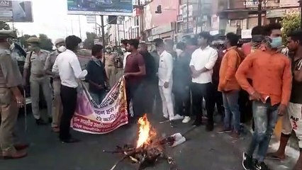 समाजवादी पार्टी के लोगों ने मुख्यमंत्री योगी आदित्यनाथ का पुलिस की मौजूदगी में पुतला दहन किया