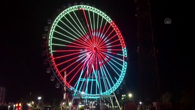 90 metrelik devasa dönme dolap gece boyu Azerbaycan renklerini yansıttı - ANTALYA
