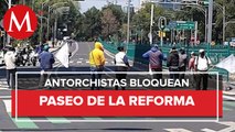 Antorchistas bloquean Paseo de la Reforma, frente a edificio de CFE