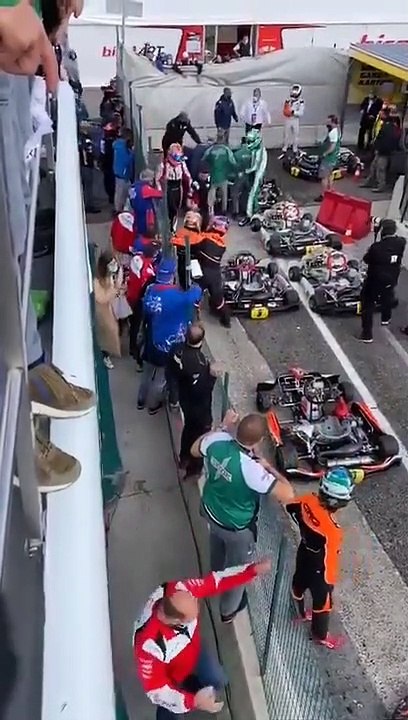 Insólito: le tiró un pedazo de karting en plena carrera y después le pegó en los boxes