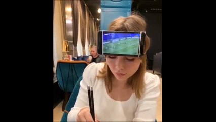 Quand tu veux à tout prix regarder le foot au restaurant avec ta copine