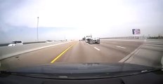 Un camion perd une roue sur l'autoroute... terrifiant