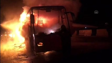 Adana'da seyir halindeki yolcu otobüsü yandı