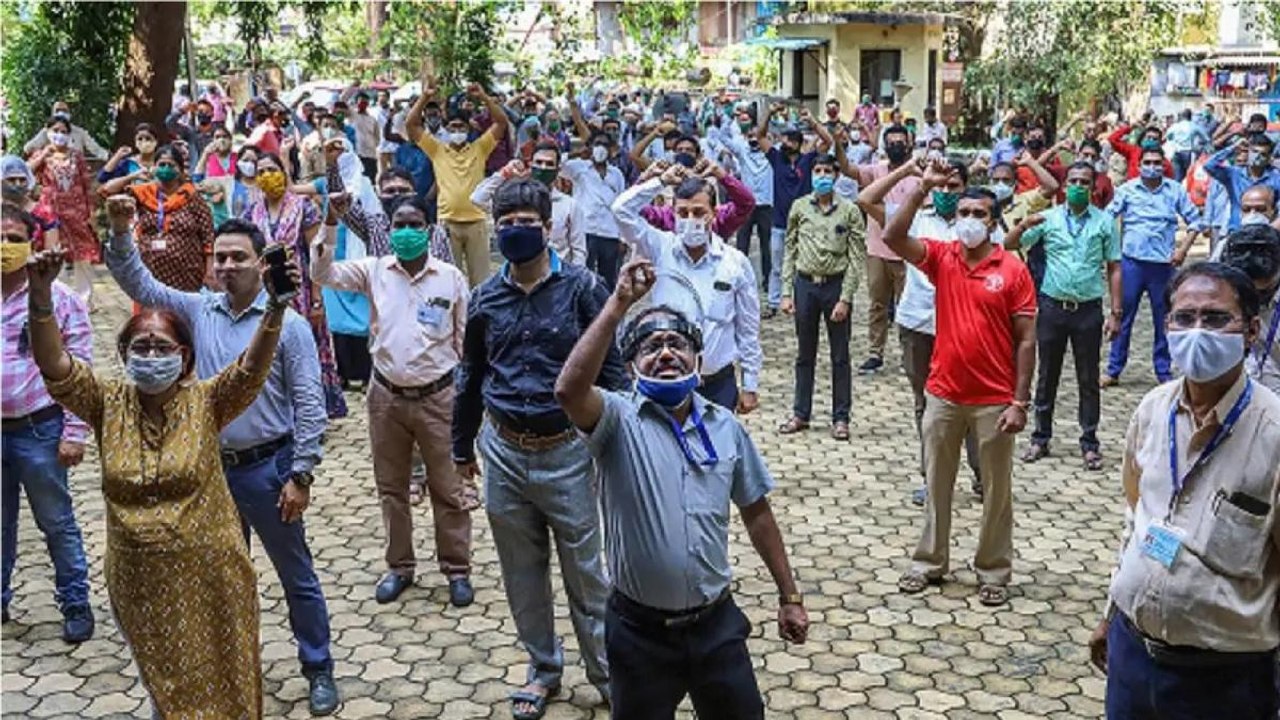 Power discom employees stage protest against privatisation