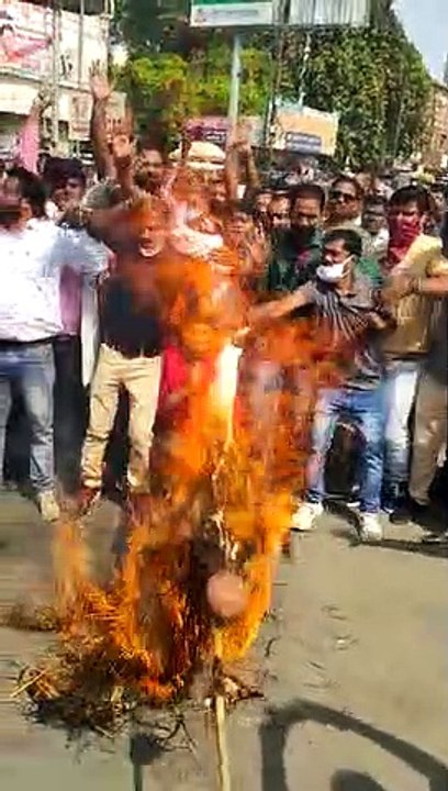 प्रेस क्लब द्वारा डीएम हाथरस का पुतला फूंक कर विरोध दर्ज कराया