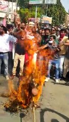 प्रेस क्लब द्वारा डीएम हाथरस का पुतला फूंक कर विरोध दर्ज कराया