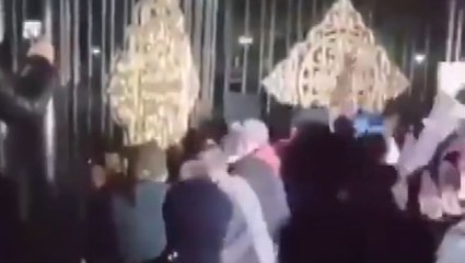 Kırgızistan'da seçim sonuçlarını protesto eden göstericiler parlamento binasına girdi