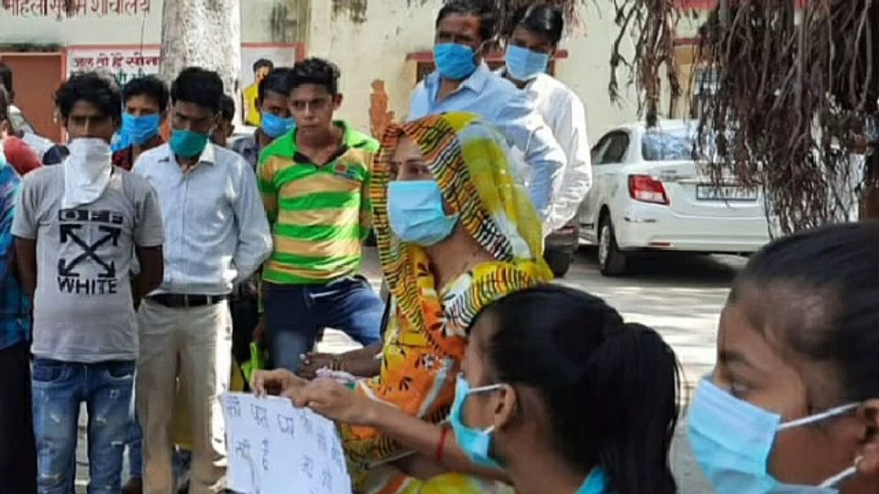 चार बच्चों के साथ भूख हड़ताल पर बैठी महिला