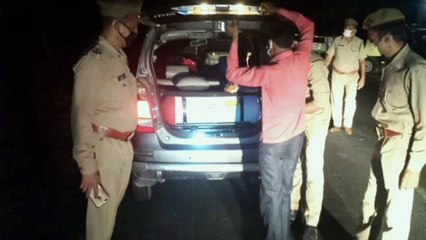 संदिग्ध वाहनों की पुलिस ने ली तलाशी