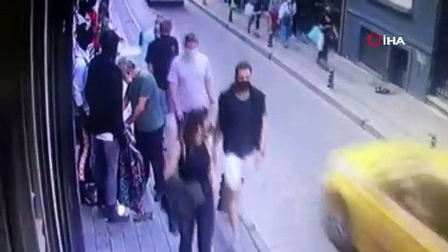 Cansız mankenin üzerindeki montu çalıp yoluna devam etti