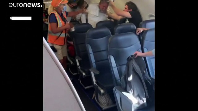 شاهد: شجار في طائرة بسبب الكمامة والشرطة تتدخل