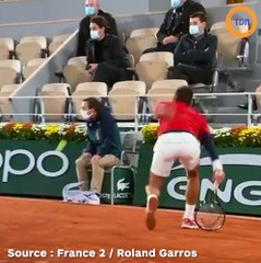 Novak Djokovic heurte à nouveau un juge de ligne au visage !