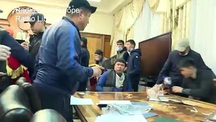 متظاهرون يستولون على مقرّ السلطة في قرغيزستان ويطلقون سراح الرئيس السابق
