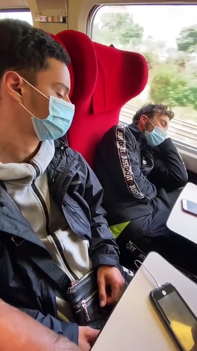 Il se fait passer pour un contrôleur de train