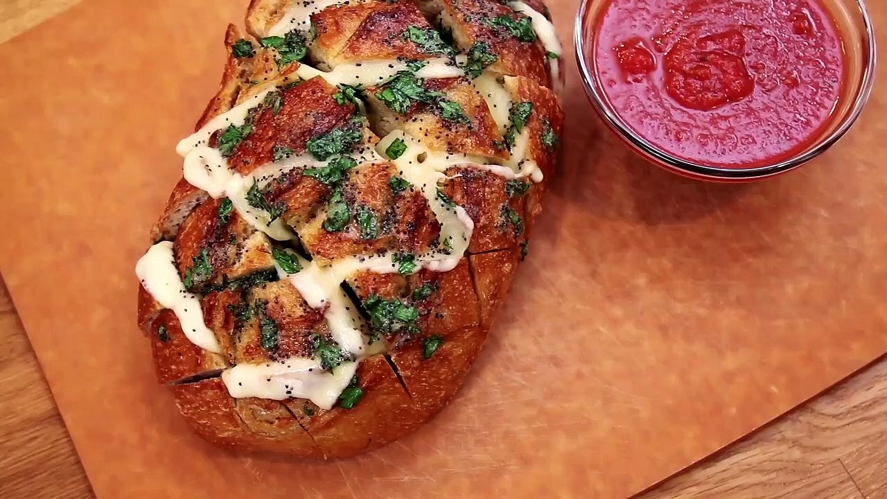 This Delicious and Cheesy Garlic Pull-Apart Bre...