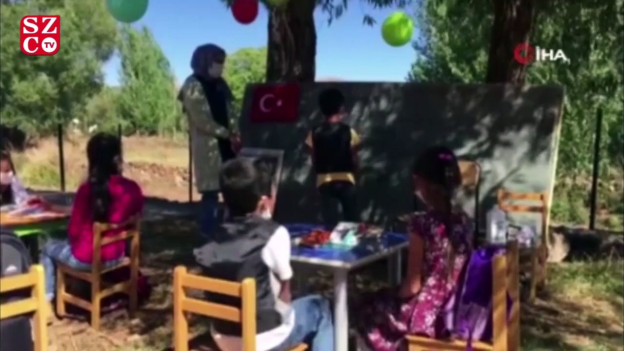 Öğrenciler istedi, öğretmen sınıfı bahçeye kurdu
