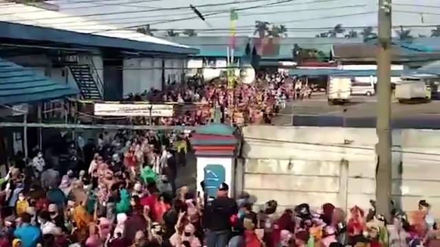 Video Aksi Ribuan Buruh Demo Tolak Omnibus Law