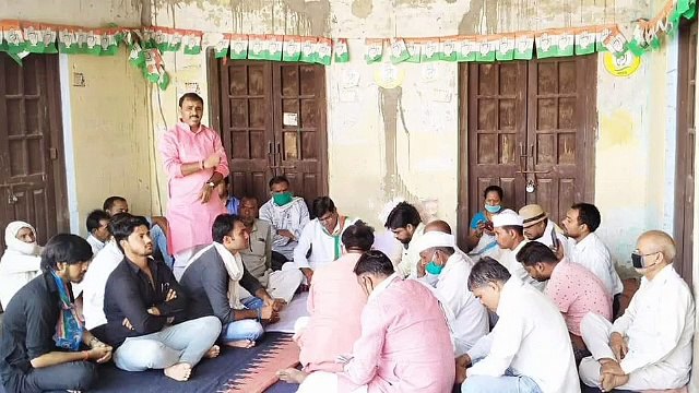 कार्यकर्ताओं के साथ कांग्रेस जिलाध्यक्ष ने की बैठक
