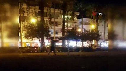 Şehir magandası sahile dadandı, şemsiyeleri tek tek kırdı