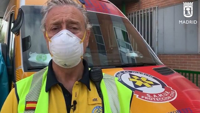 SAMUR traslada al hospital a una mujer atropellada por un autobús