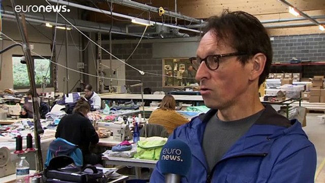 Reciclar tela publicitária para produzir menos plástico