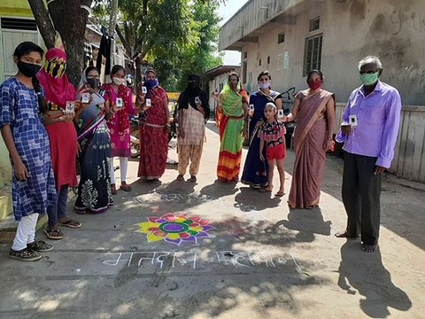 रंगोली प्रतियोगिता के माध्यम से महिला मतदाताओं को किया जा रहा जागरूक