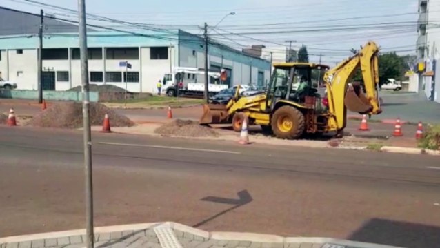 Canteiro é removido para que mais uma rua atravesse a Avenida Carlos Gomes