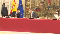 Sánchez con Felipe VI tras el veto del Gobierno al Rey para asistir a la entrega de los despachos oficiales en Barcelona