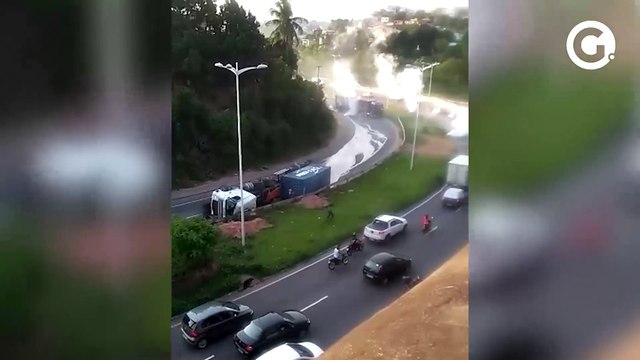 Carreta tombada na Leste-Oeste, em Cariacica