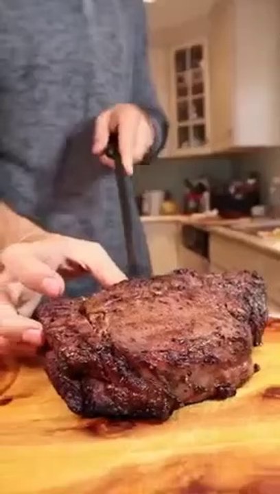 Il prépare un  « gâteau » de steaks... miam ou pas miam???