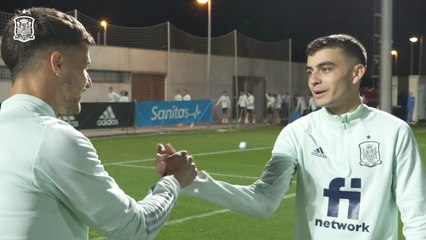 Javi Puado y Pedri se retan a un duelo de porterías