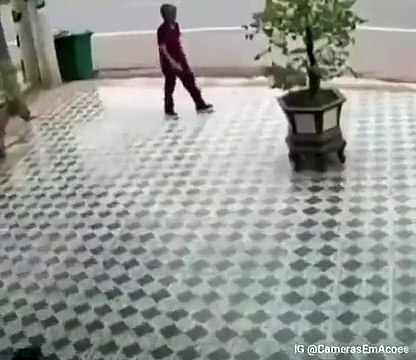 Il fait fuir des chiens agressifs en faisant des gestes d’arts martiaux