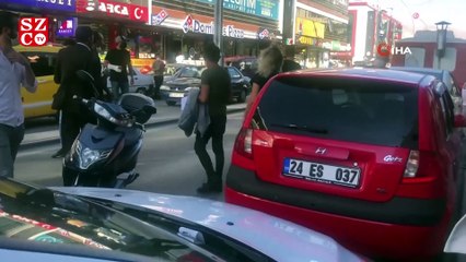 Annesine otomobille çarpan sürücüyü tekme tokat darp etti