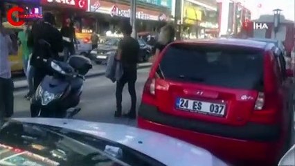 Annesine otomobille çarpan sürücüyü tekme tokat darp etti