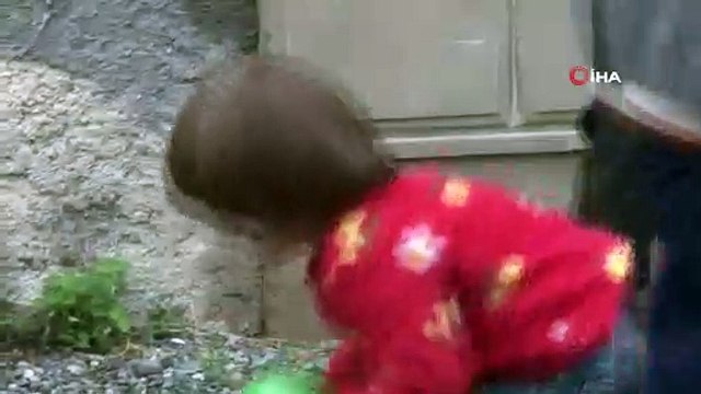 - Savaş bölgesinde çocuk olmak- Ermenistan’ın sivilleri hedef aldığı şehirlerde çocuklar gündelik yaşamlarına devam ediyor- Evlerinin önünde oyunlar oynayan çocuklar Ermenistan’ın saldırılarından korkmuyoruz dediler