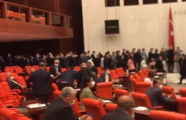 Baro seçimleri virüs nedeniyle yasaklanıyor ama Meclis mesafe dinlemiyor