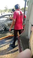 शॉर्ट सर्किट से कार में लगी आग, कार के इंजन से निकलने लगा धुआं